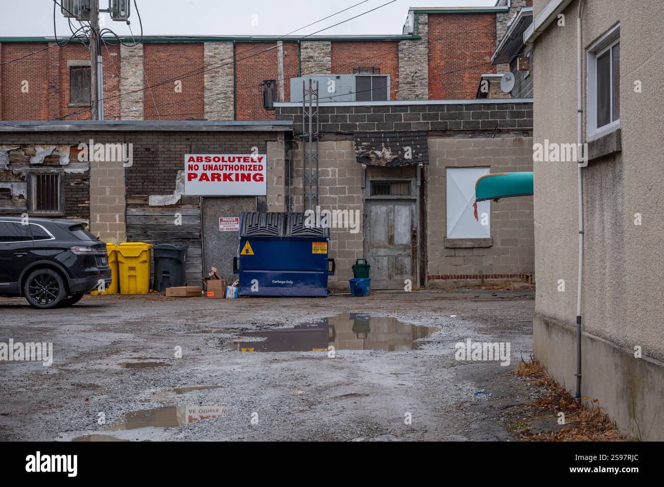 Parcheggio privato solo in ghiaia Foto Stock