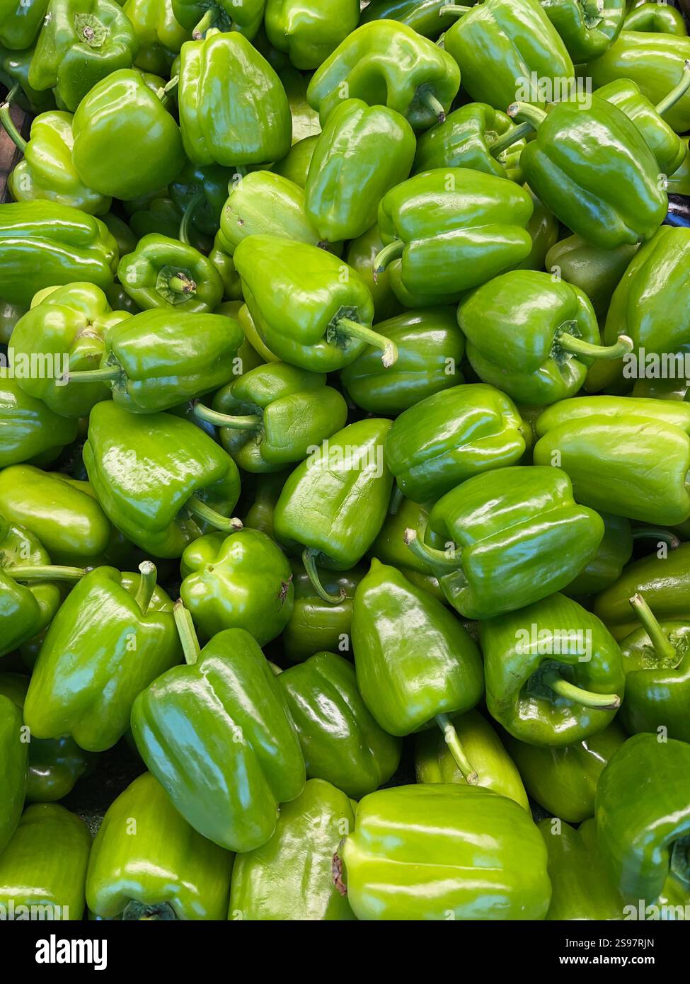 Peperoni crudi al banco di un supermercato. Foto Stock