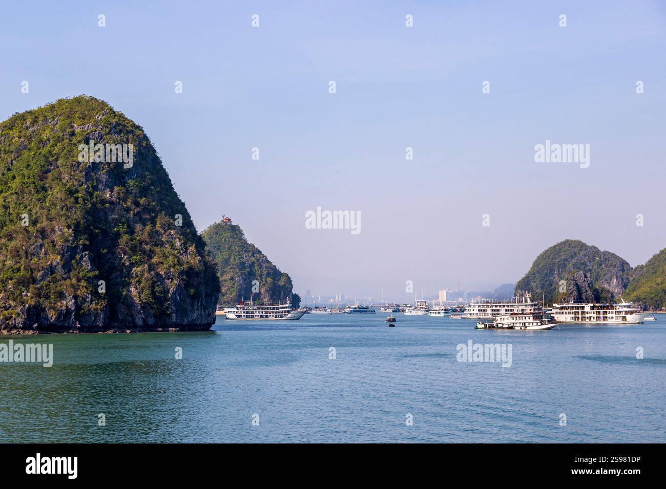 Numerose crociere turistiche e barche spazzatura a ha Long Bay, Vietnam, sabato 2 novembre 2024. Foto: David Rowland / One-Image.com Foto Stock