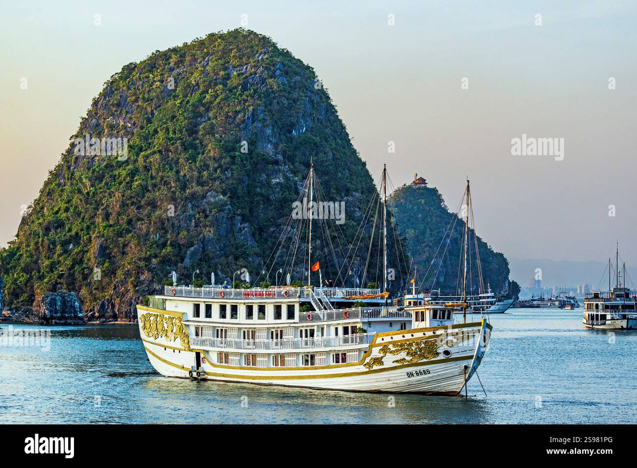 Indochina Sails, crociera in legno nella baia di ha Long, Vietnam, sabato 2 novembre 2024. Foto: David Rowland / One-Image.com Foto Stock
