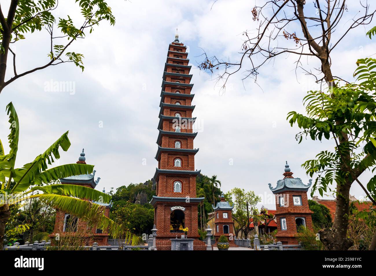 Tran Quoc Pagoda, West Lake, Hanoi, Vietnam, domenica, 3 novembre 2024. Foto: David Rowland / One-Image.com Foto Stock