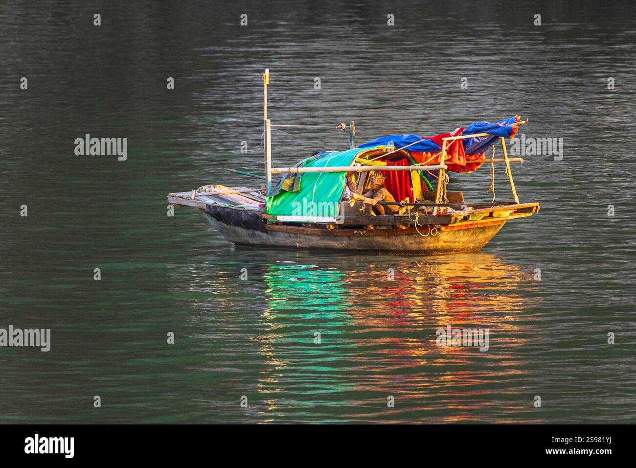 Barca da pesca tradizionale nella baia di ha Long, Vietnam, sabato 2 novembre 2024. Foto: David Rowland / One-Image.com Foto Stock