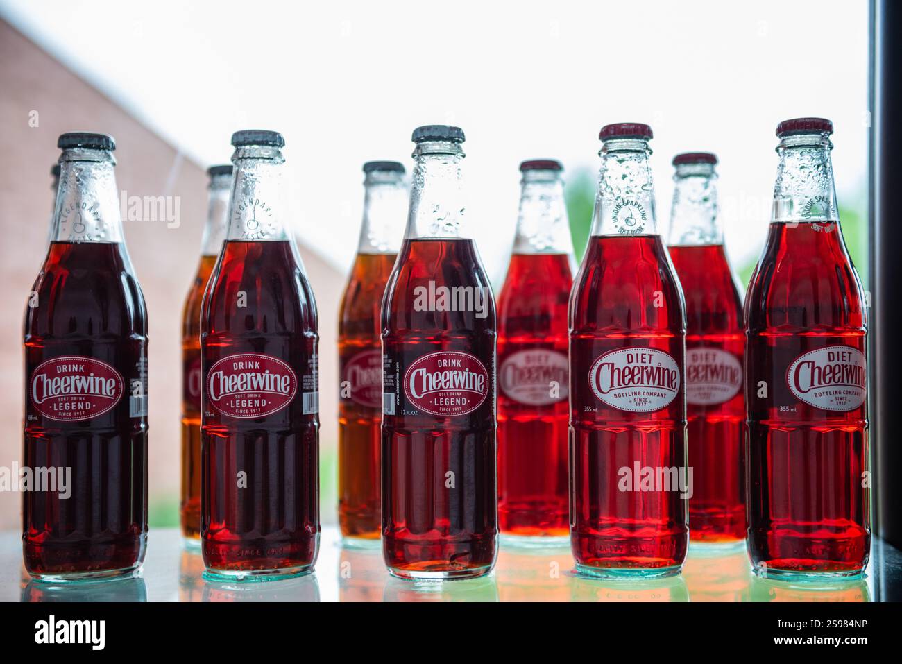 Arcadia, Oklahoma USA - 1° maggio 2018: File di bottiglie Cheerwine analcoliche al Pops 66 Soda Ranch. Foto Stock