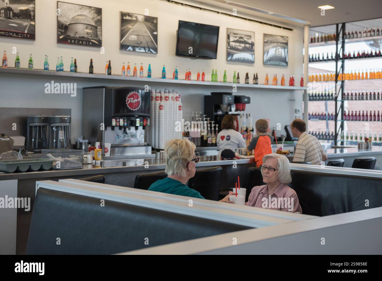 Arcadia, Oklahoma USA - 1° maggio 2018: Persone che cenano presso la fontana delle bibite presso il Pops 66 Soda Ranch. Foto Stock