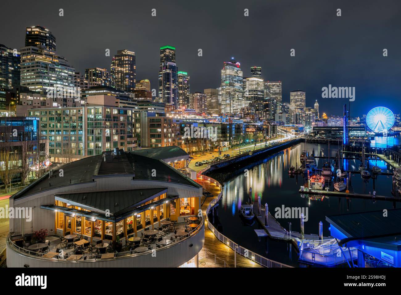 Vista panoramica notturna sul lungomare, Seattle, Washington, Stati Uniti Foto Stock