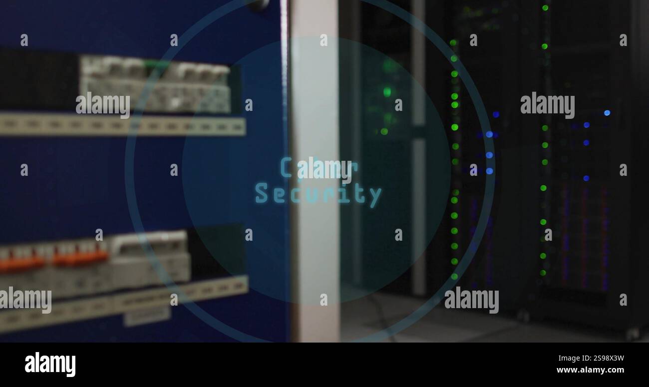 Immagine del testo di sicurezza informatica e dell'elaborazione dei dati digitali su server informatici Foto Stock