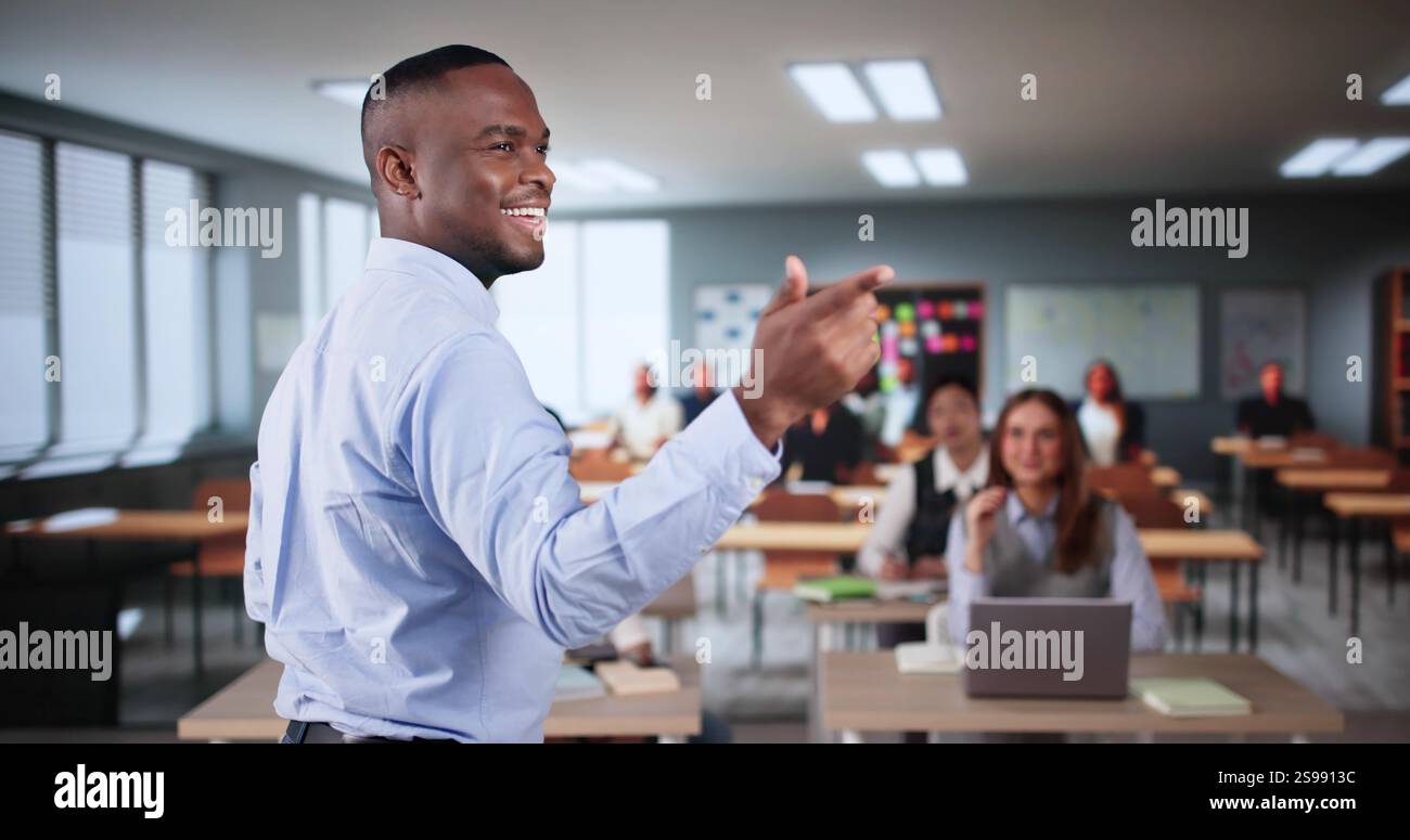 Insegnante nella lezione in aula. Scuola superiore Foto Stock