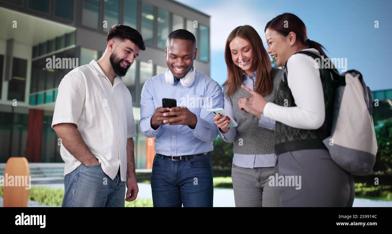Amici universitari fuori dal campus che utilizzano smartphone o cellulari Foto Stock