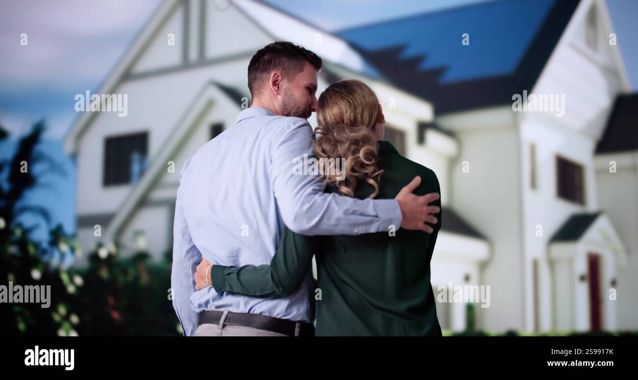 Coppia gay davanti a New House con tetto a pannello solare Foto Stock