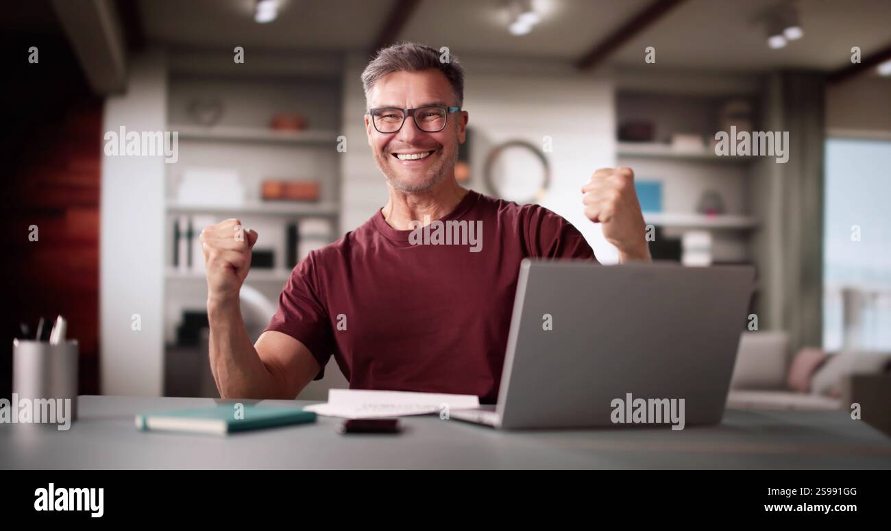 Uomo sorridente felice che legge il documento della lettera. Buone notizie Foto Stock