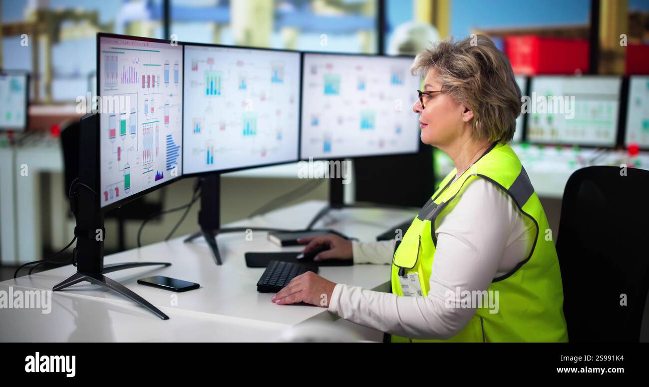 Pannello di controllo della porta logistica di spedizione e scheda interruttori Foto Stock