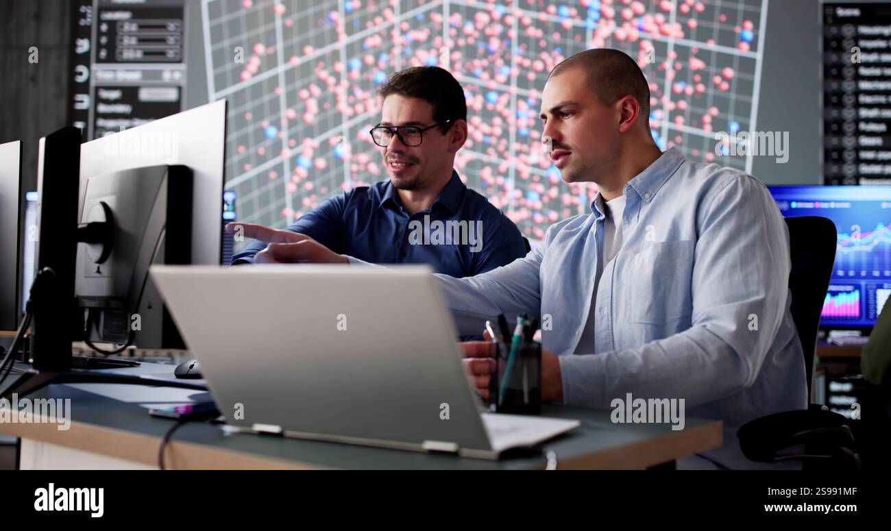 Uomo del team di cyber data che monitora la tecnologia informatica in ufficio. Professioni possibili: Programmatore, monitor di sicurezza, ingegnere software, rete deve Foto Stock
