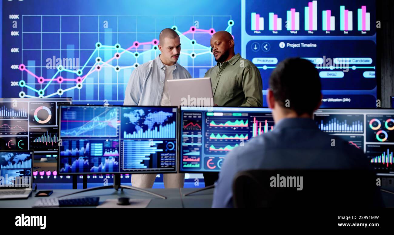 Analisi dei dati del dashboard KPI sul computer per monitorare il controllo del server. L'analista finanziario del data center che monitora la crescita aziendale. Foto Stock