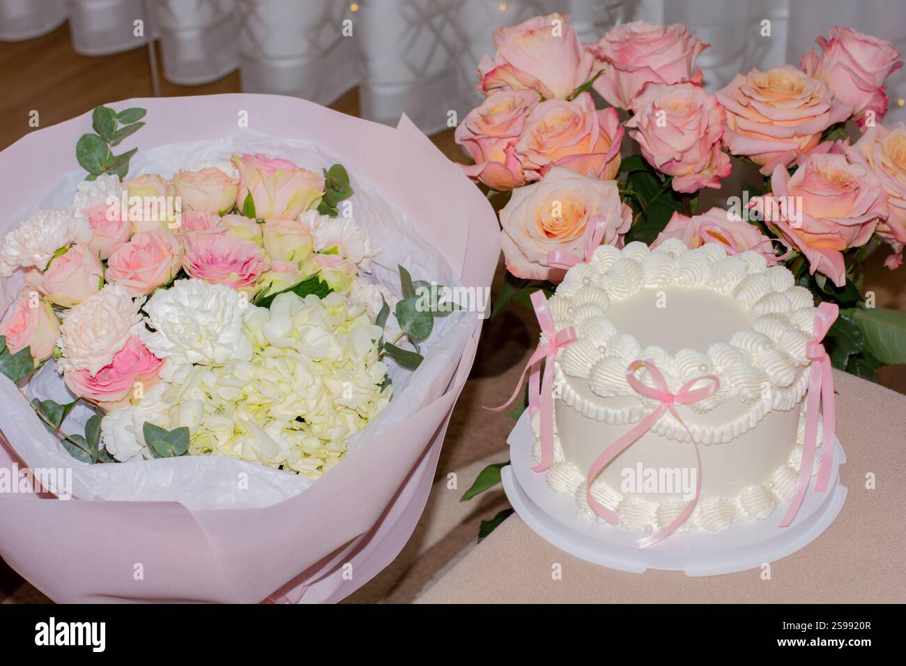 Torta e delicati mazzi di fiori in casa, San Valentino Foto Stock