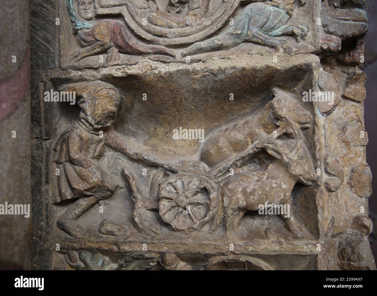 Aratura contadina con carruca. Sollievo. xiii secolo. Churh di Santa Maria la Real. Olite. Navarra. Spagna. Foto Stock