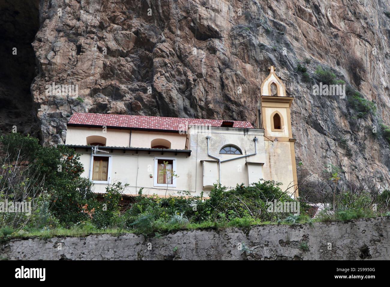 Atrani - Chiesa seicentesca della Madonna del Carmine da via dei Dogi Foto Stock