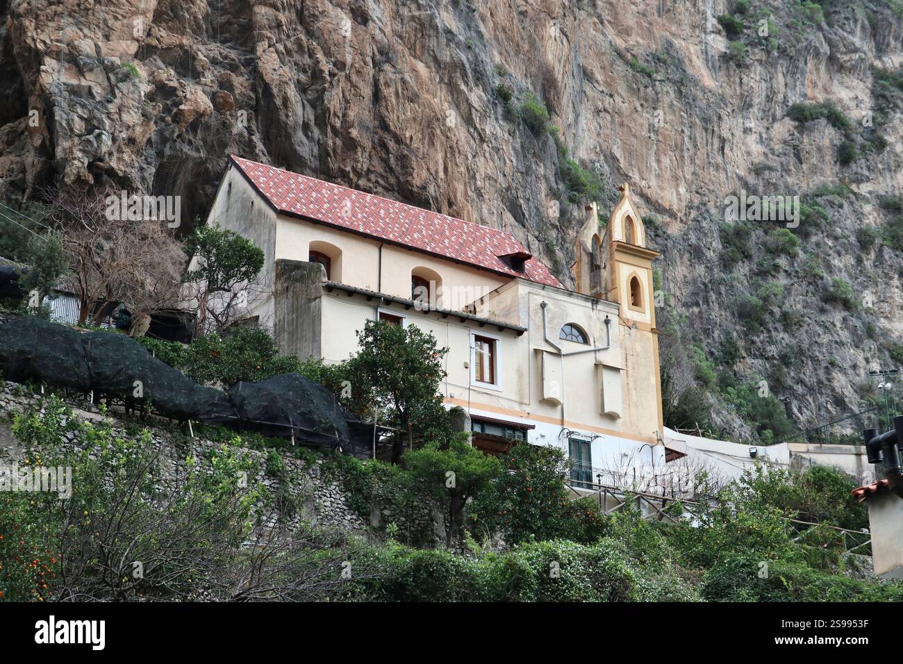 Atrani - Chiesa seicentesca di Santa Maria del Carmine da via dei Dogi Foto Stock