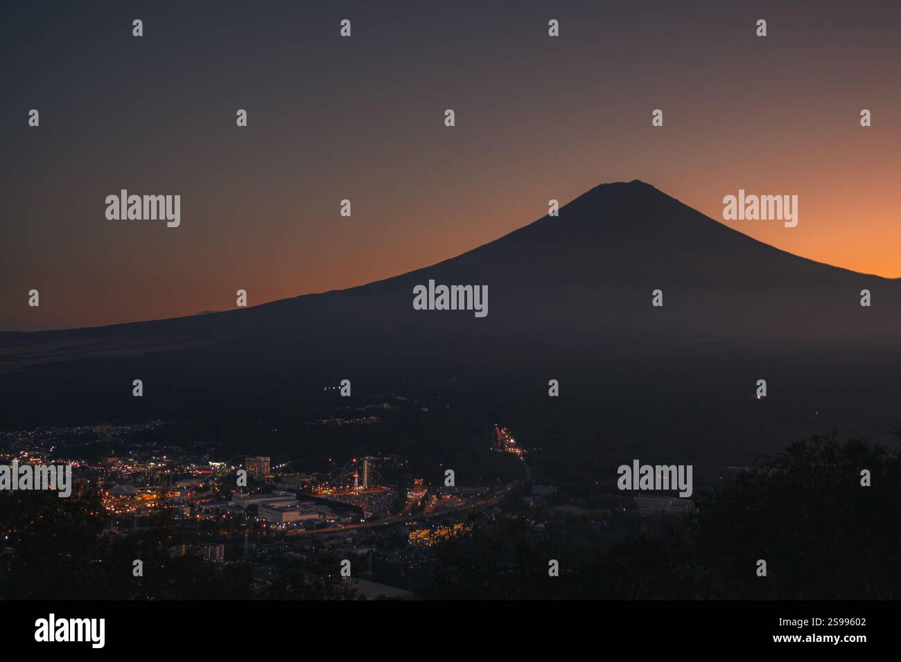 foto del monte fuji inondata dalla luce del tramonto Foto Stock