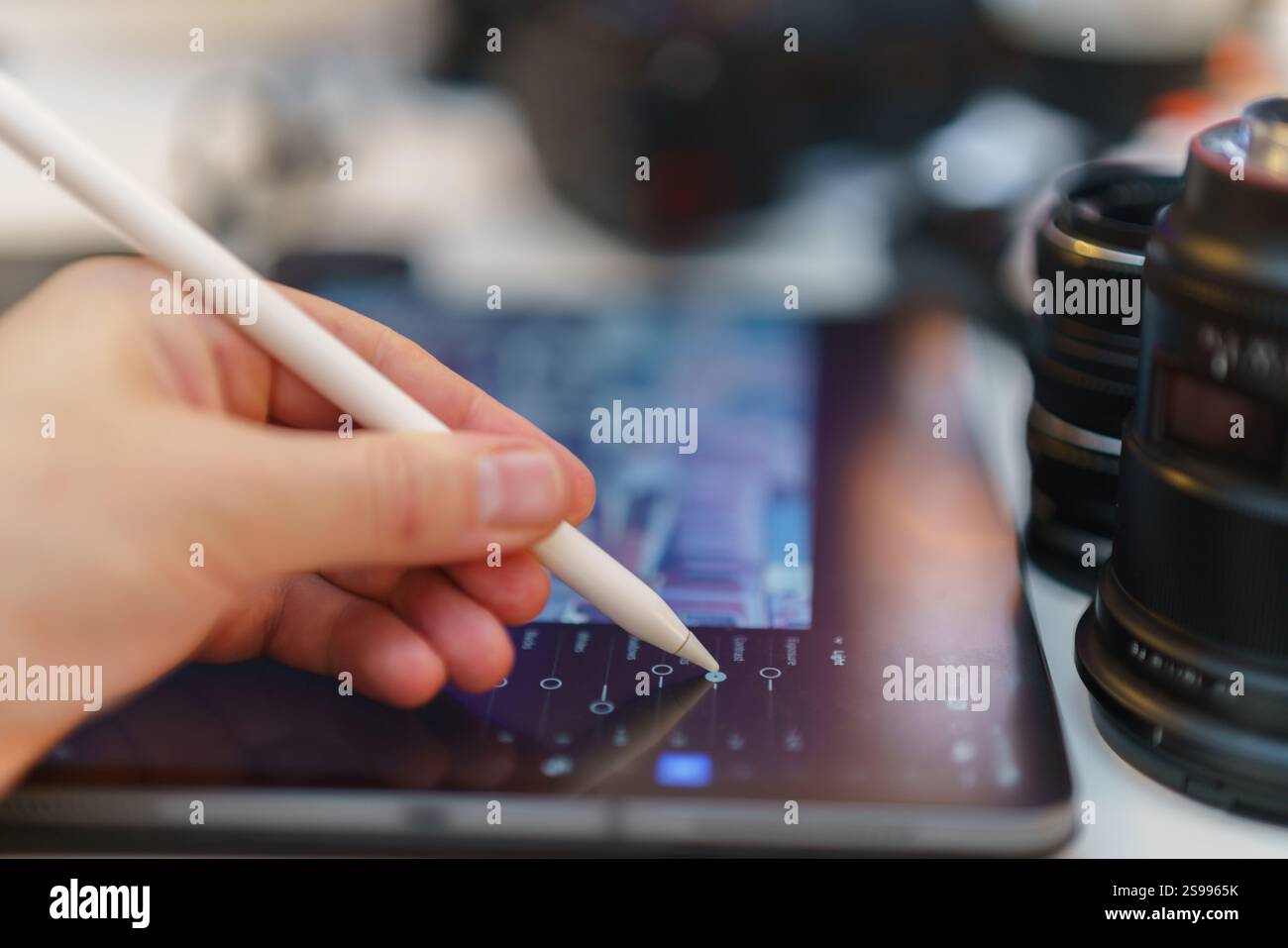 Grafica, attrezzatura di fotoritocco, tablet digitale, schermo, regolazione della foto, tavolo dell'obiettivo, spazio creativo per studi mobili freelance Foto Stock