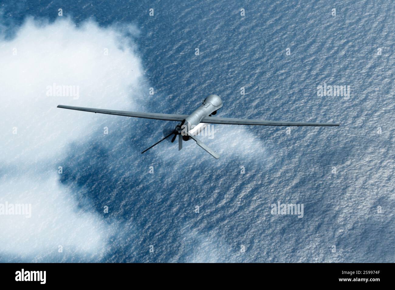 Combatti drone militare sullo sfondo del mare e delle onde, vista dall'alto. Concetto: Guerra in mare e attacco di droni. Foto Stock