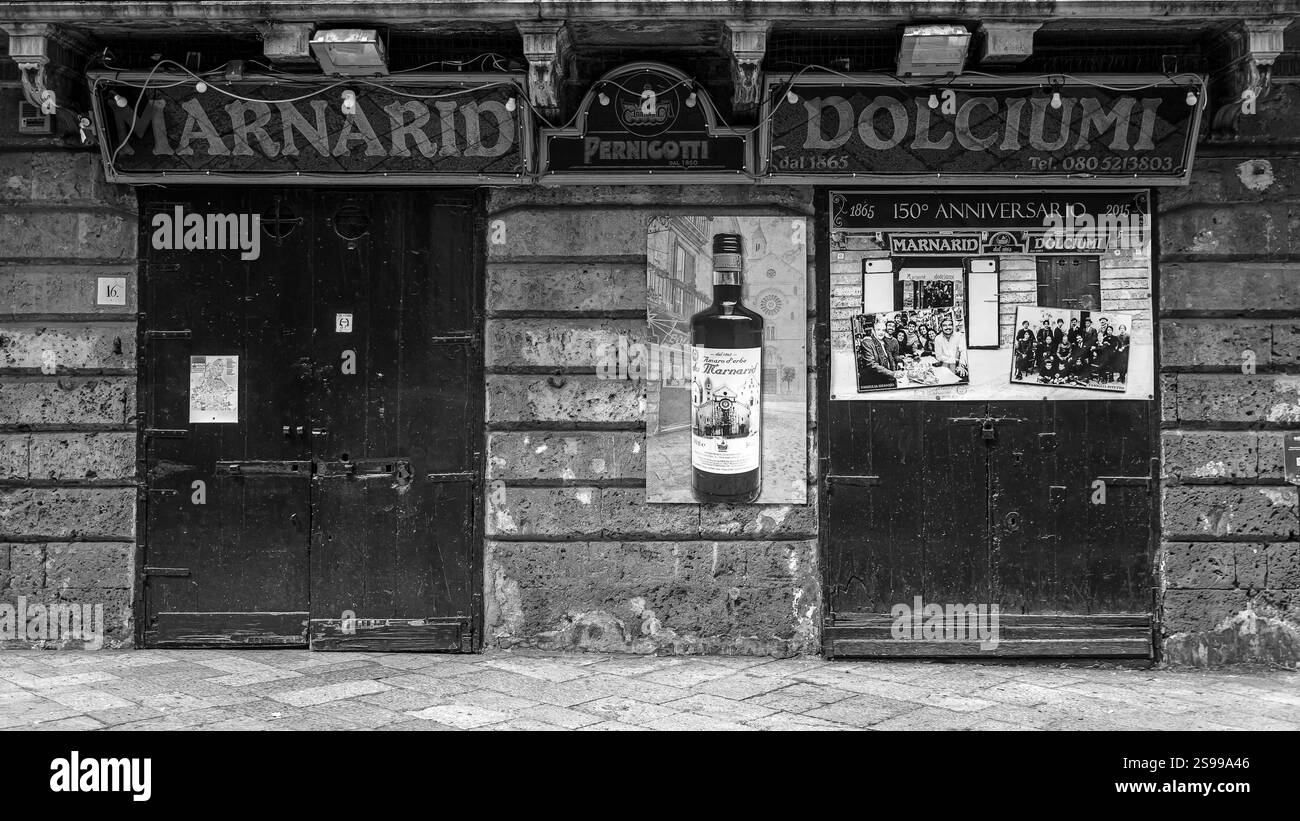 un negozio con un cartello vintage vende vari dolci Foto Stock
