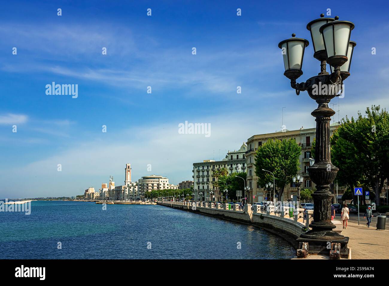 Il lungomare di Bari in una splendida giornata di sole Foto Stock