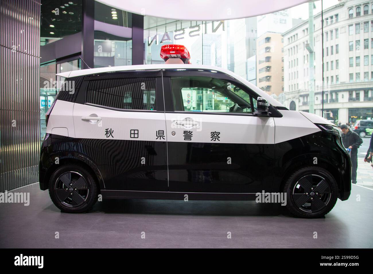 Lo showroom Nissan Crossing a Ginza, Tokyo, con una concept auto della polizia Nissan in mostra. Foto Stock Lo showroom Nissan Crossing a Ginza, Tokyo, con una concept auto della polizia Nissan in mostra. Foto Stock