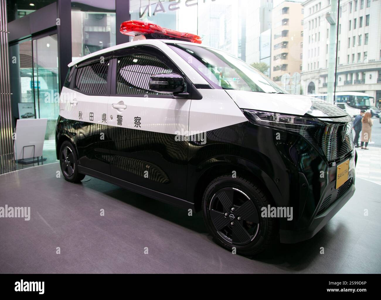 Lo showroom Nissan Crossing a Ginza, Tokyo, con una concept auto della polizia Nissan in mostra. Foto Stock Lo showroom Nissan Crossing a Ginza, Tokyo, con una concept auto della polizia Nissan in mostra. Foto Stock