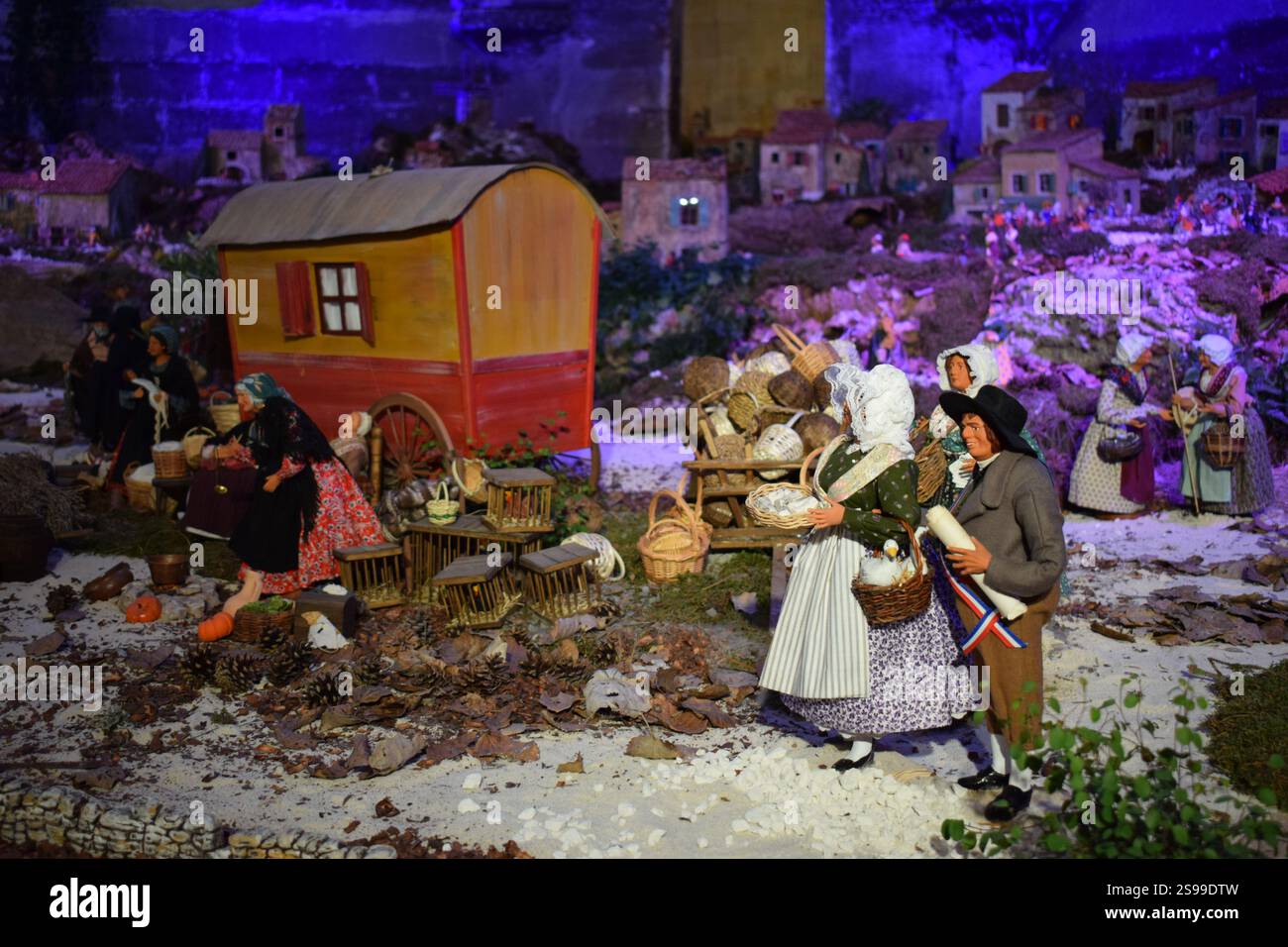 Un affascinante presepe provenzale caratterizzato da intricate statuette che danno vita al tradizionale spirito natalizio della Provenza Foto Stock