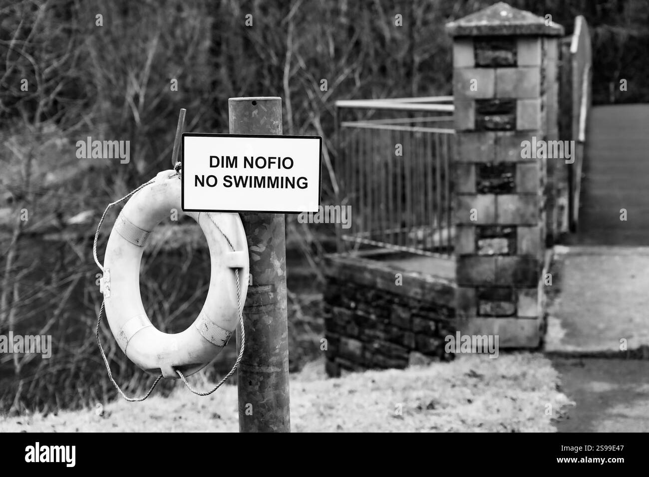 Il passaggio pedonale per i visitatori si trova a Trelewis South Wales UK Foto Stock