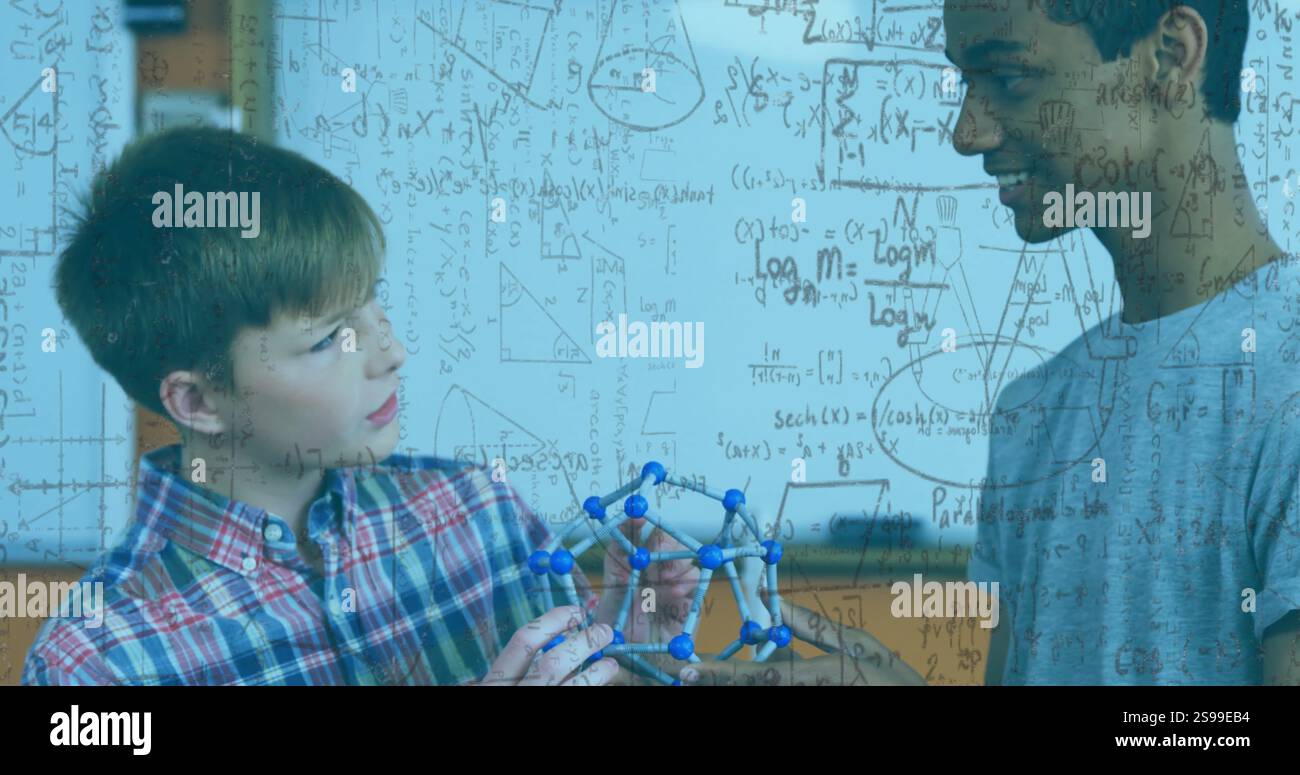 Esaminando il modello molecolare, gli studenti con equazioni matematiche hanno un'immagine sullo sfondo della classe Foto Stock