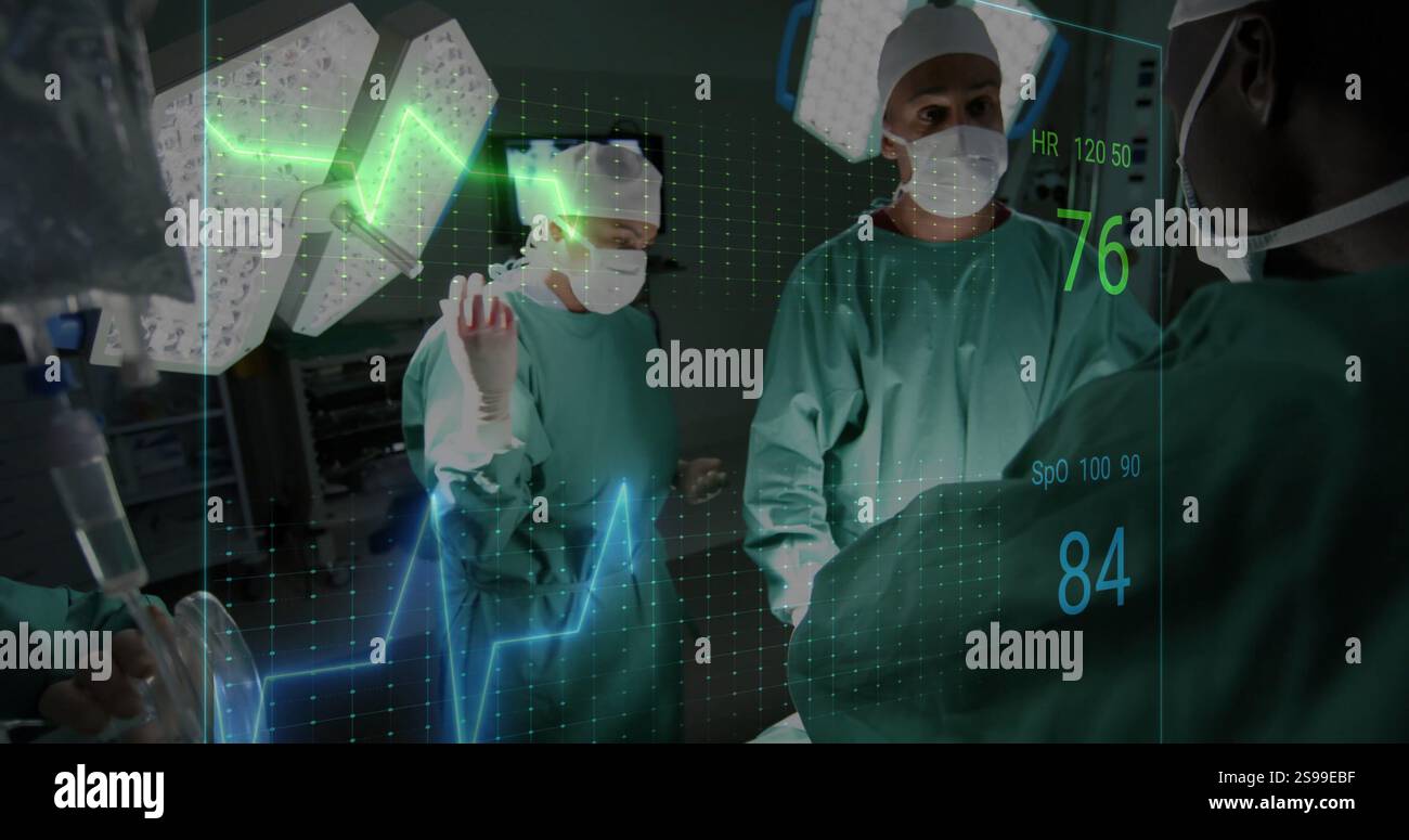Team medico che esegue interventi chirurgici con segni vitali e immagini della frequenza cardiaca sopra di loro Foto Stock