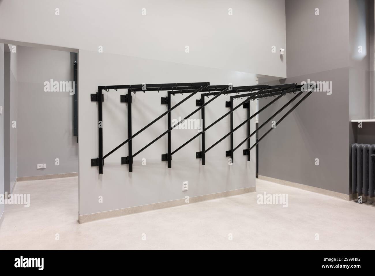 Spazio interno vuoto con sistema rack per abbigliamento in metallo Foto Stock