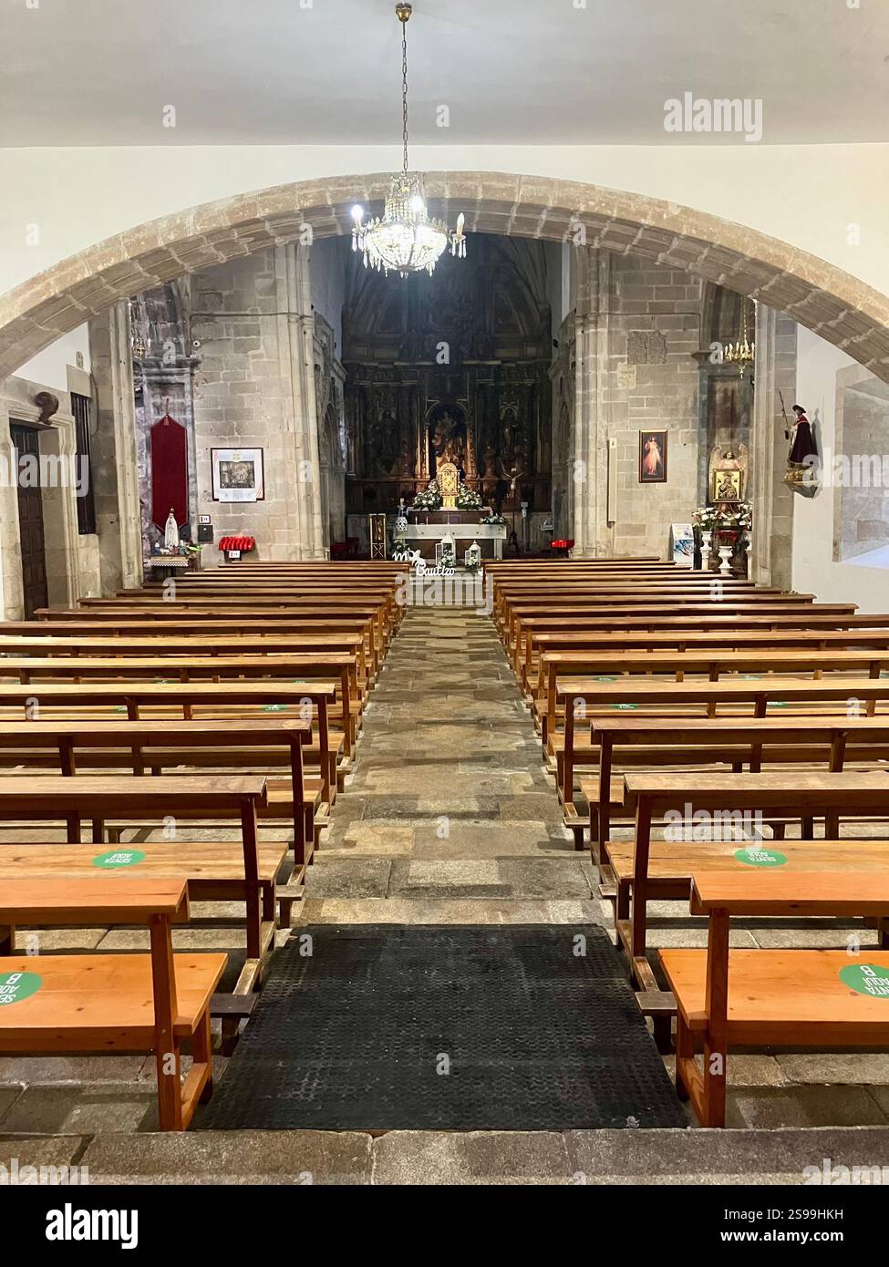 Pews and Altar all'interno dell'Iglesia de San Pedro, Melide, Galizia, Spagna Foto Stock