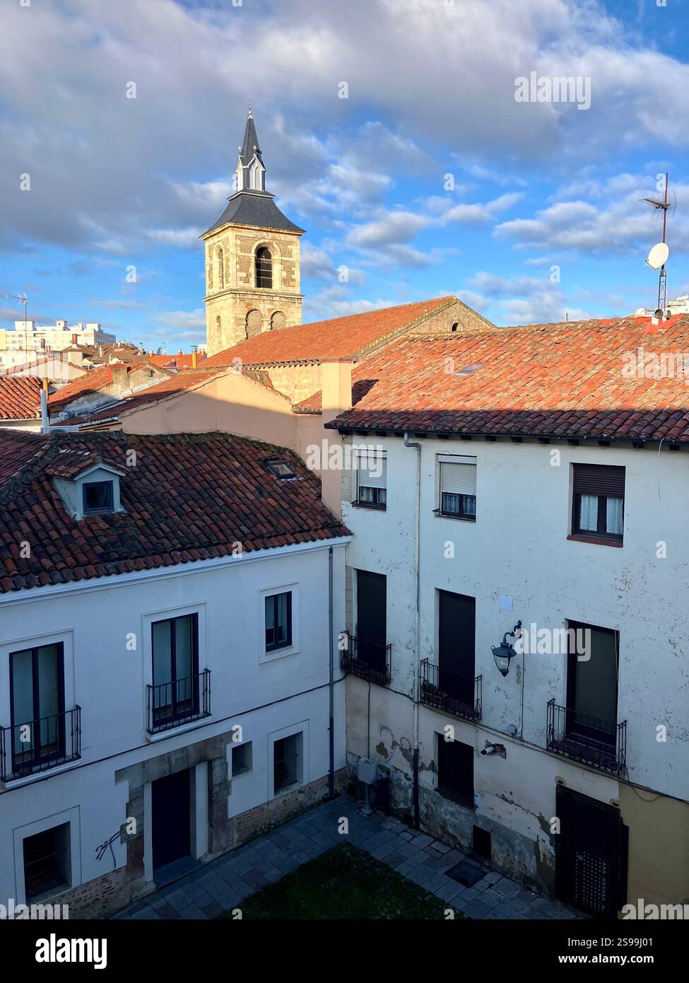 Torre della Chiesa, case tradizionali spagnole, balconi e tetti da Plaza del grano, León, Castille y León, Spagna Foto Stock