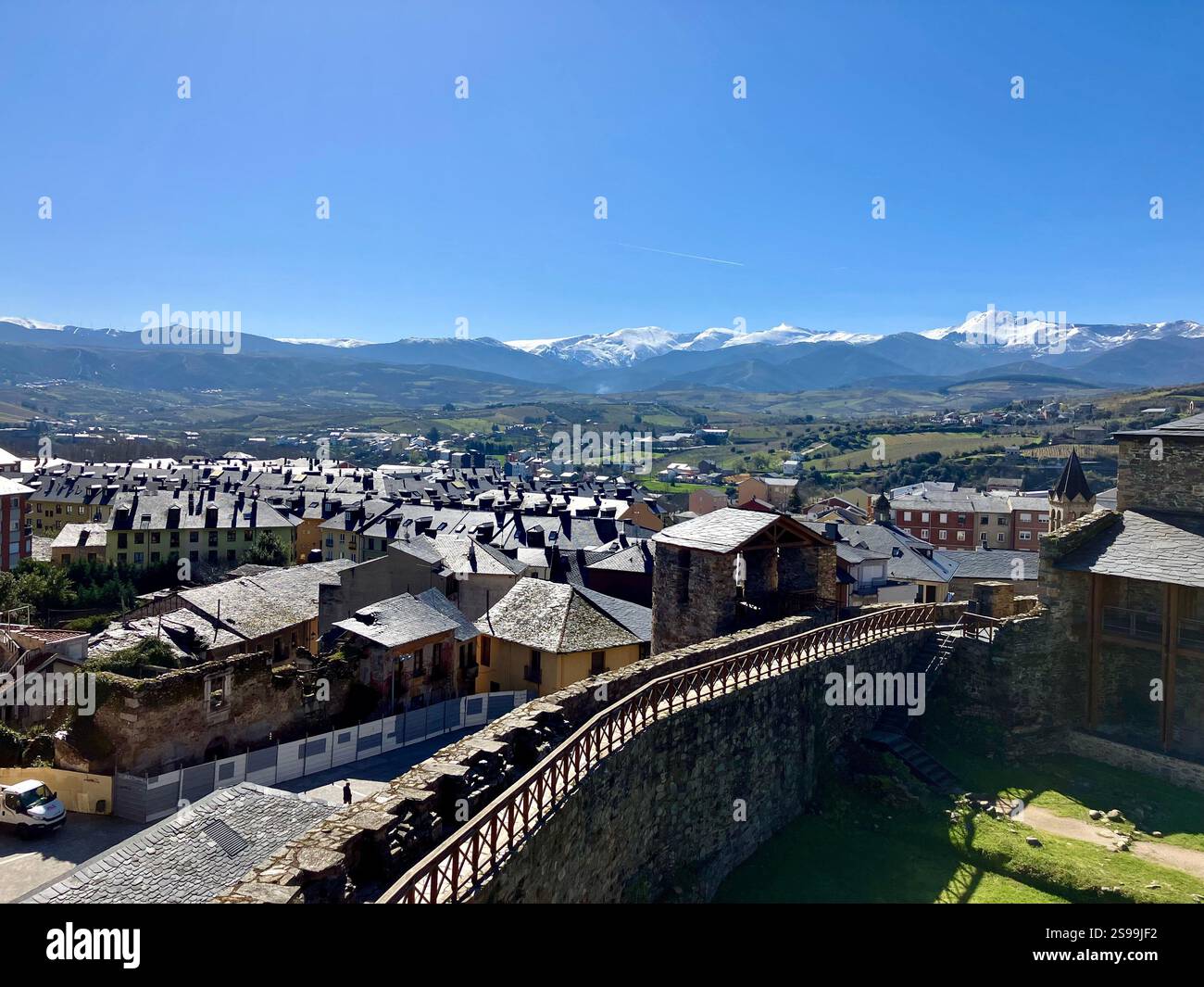 Le montagne a sud del Castillo de Ponferrada sono chiamate Montes de León. Questa catena montuosa fa parte dei più grandi Monti Cantabrici. Foto Stock