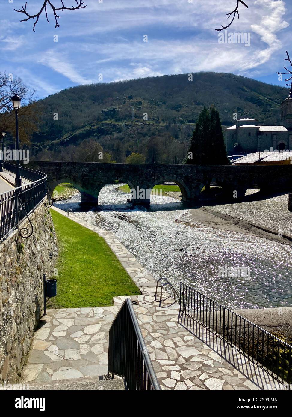 Río Meruelo, Molinaseca con il Puente de los Peregrinos (Ponte del Pellegrino) sullo sfondo Foto Stock