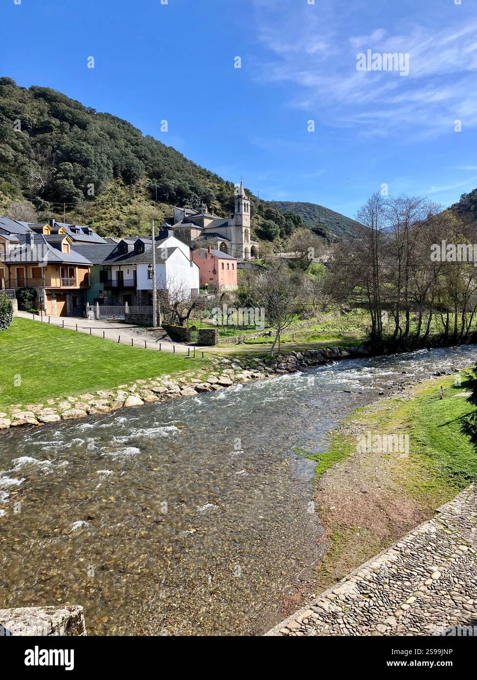 Río Meruelo, Molinaseca con l'Ermita de Nuestra Señora de las Angustias sullo sfondo Foto Stock