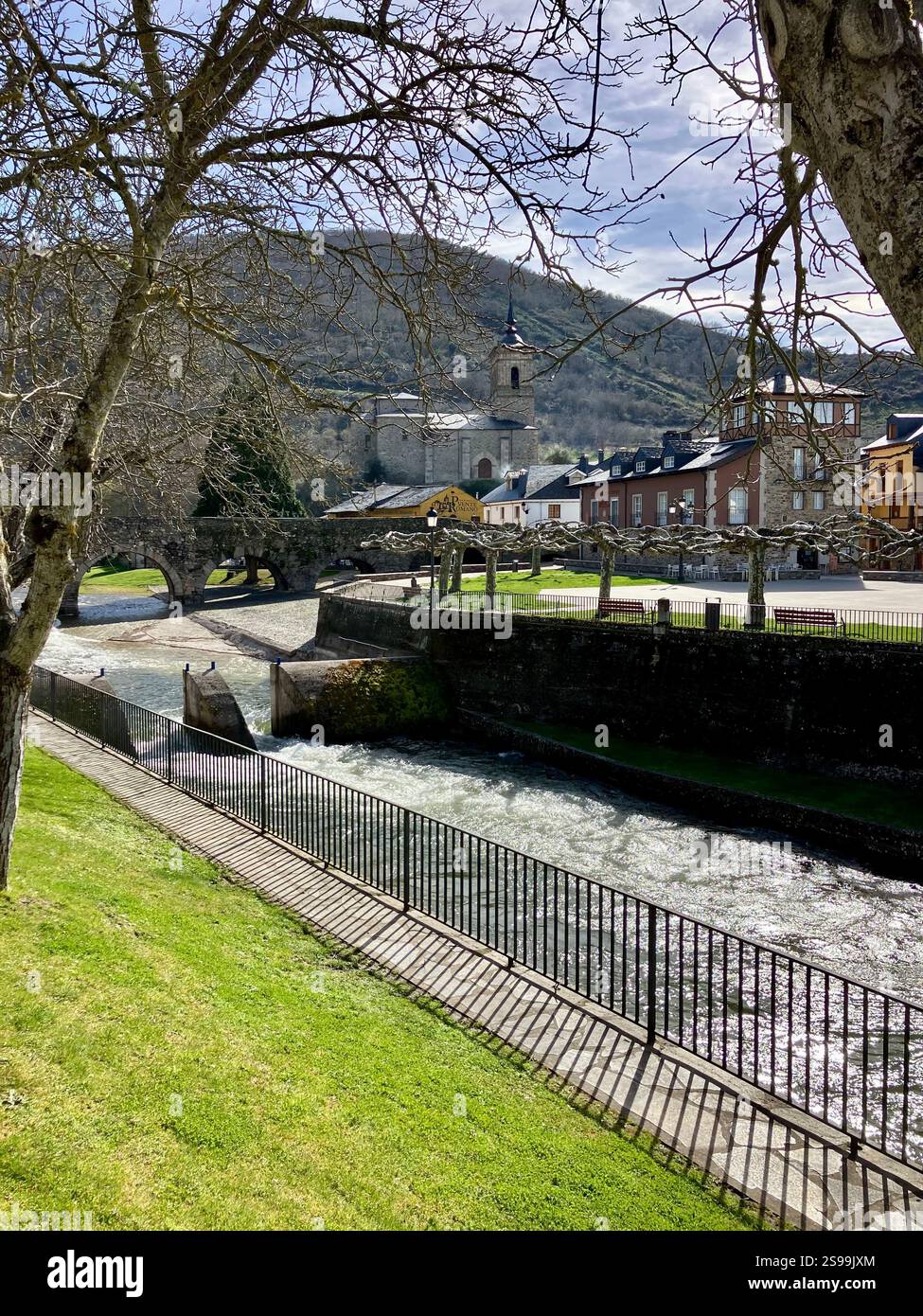 Río Meruelo, Molinaseca con l'Iglesia de San Nicolás de Bari e il Puente de los Peregrinos (Ponte del Pellegrino) sullo sfondo Foto Stock