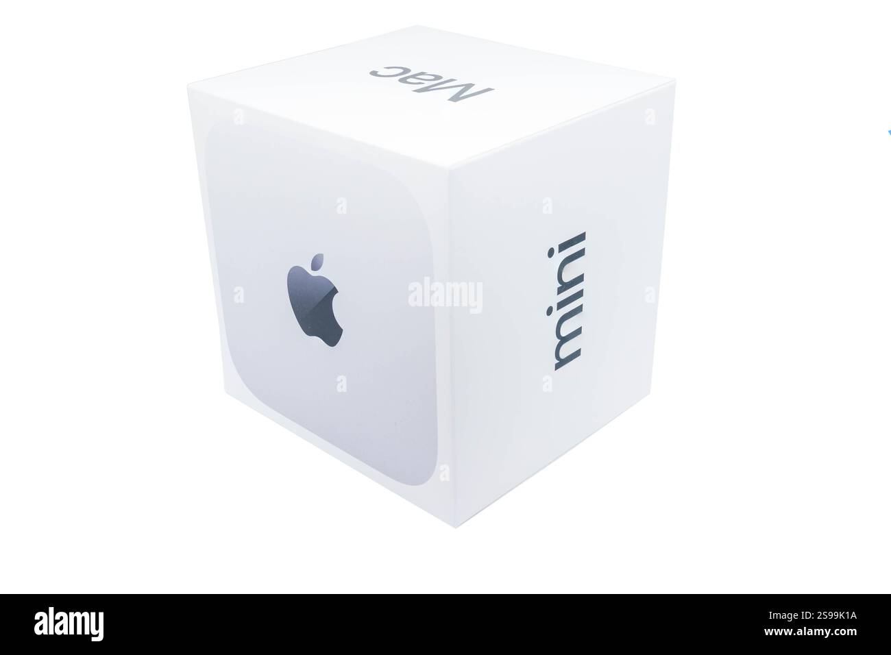 Wolverhampton, Regno Unito - 24 gennaio 2025: Confezione retail del Mac mini aggiornato con processore M4, realizzata da Apple, isolata su sfondo bianco Foto Stock Wolverhampton, Regno Unito - 24 gennaio 2025: Confezione retail del Mac mini aggiornato con processore M4, realizzata da Apple, isolata su sfondo bianco Foto Stock