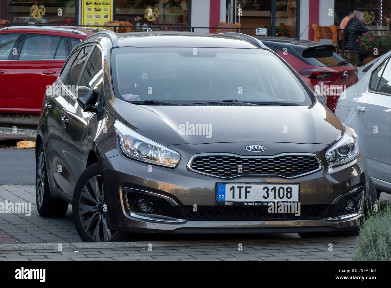 OSTRAVA, CZECHIA - 3 OTTOBRE 2023: Kia Ceed SW estate, di colore grigio scuro, parcheggiata in strada Foto Stock