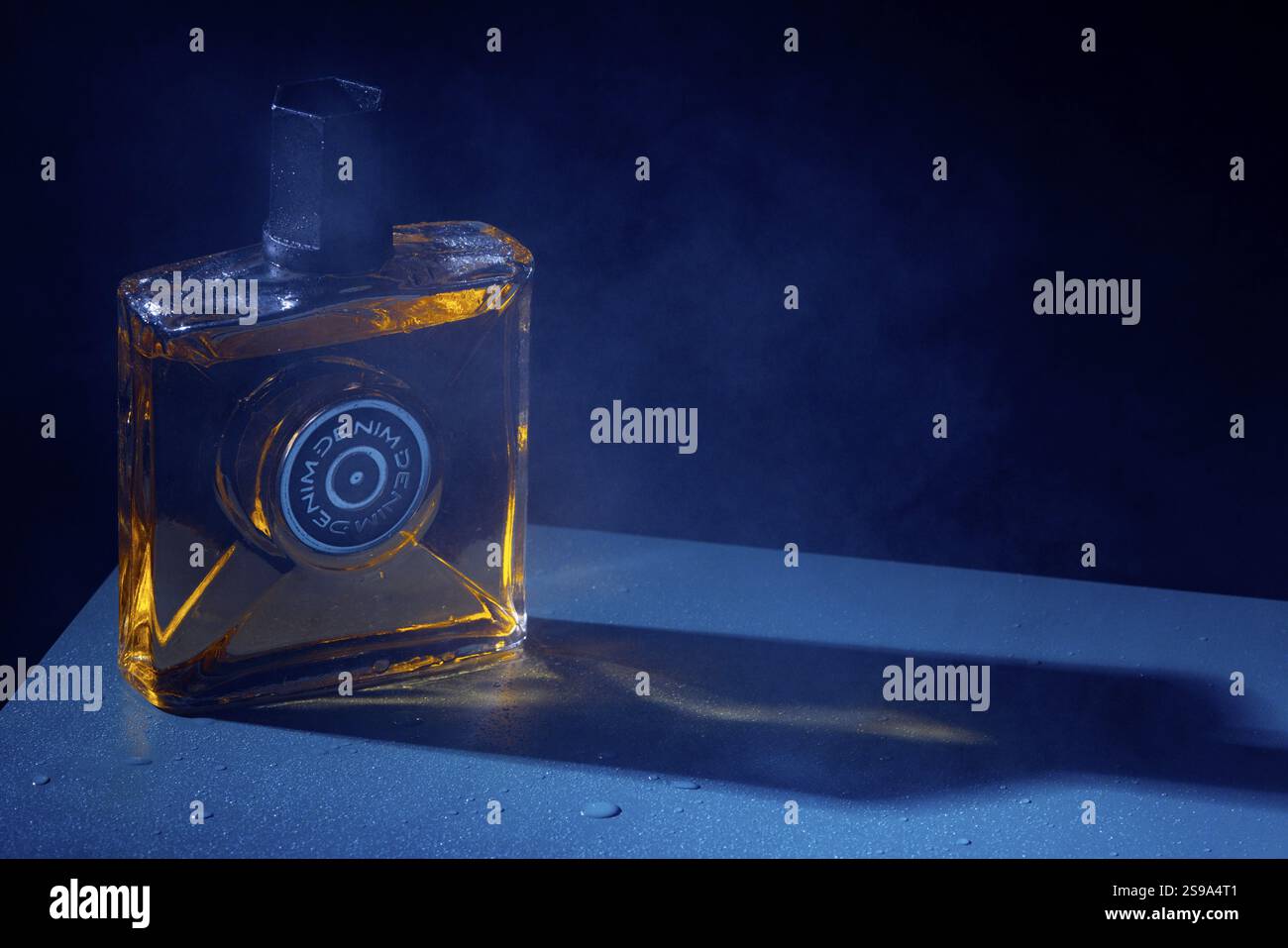 Biberon con dopobarba in uno stile elegante e chiaro con sfondo blu Foto Stock