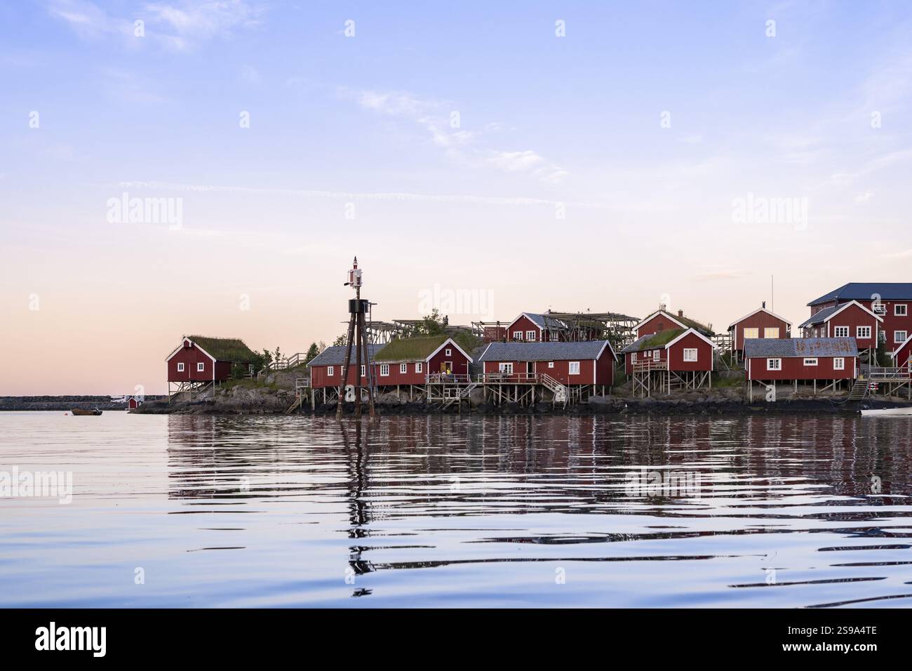 Cabine Rorbuer nel villaggio di pescatori di Reine, Reinefjord, Lofoten, Norvegia, Europa Foto Stock Cabine Rorbuer nel villaggio di pescatori di Reine, Reinefjord, Lofoten, Norvegia, Europa Foto Stock