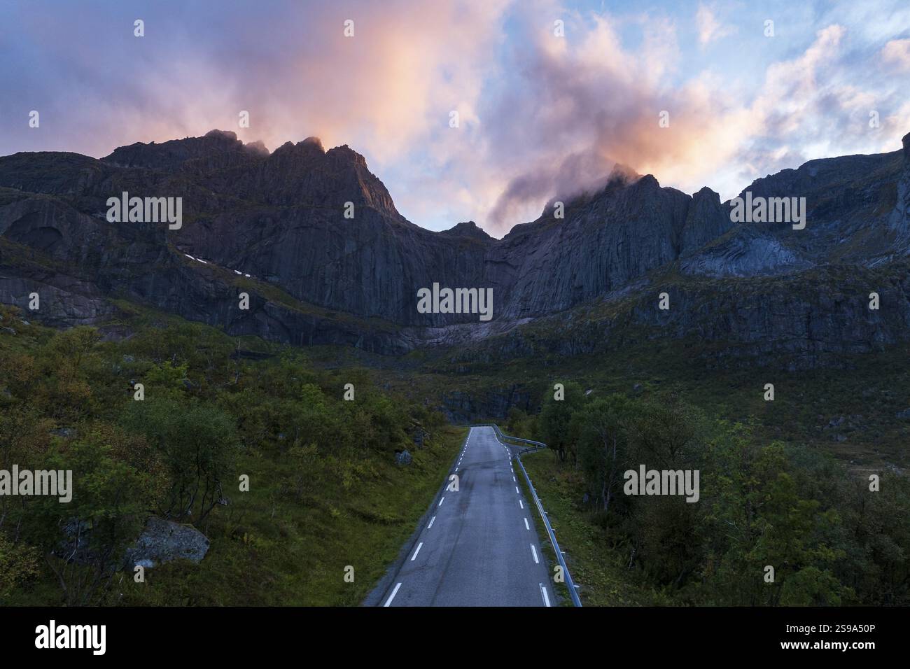 Strada per Nusfjord in serata, Lofoten, Norvegia, Europa Foto Stock Strada per Nusfjord in serata, Lofoten, Norvegia, Europa Foto Stock