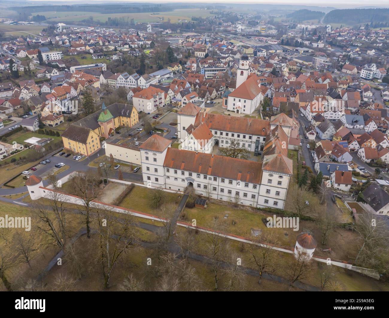 Ampio paesaggio urbano con un castello, una chiesa ed edifici immersi nella storia, Messkirch, distretto di Sigmaringen, Germania, Europa Foto Stock