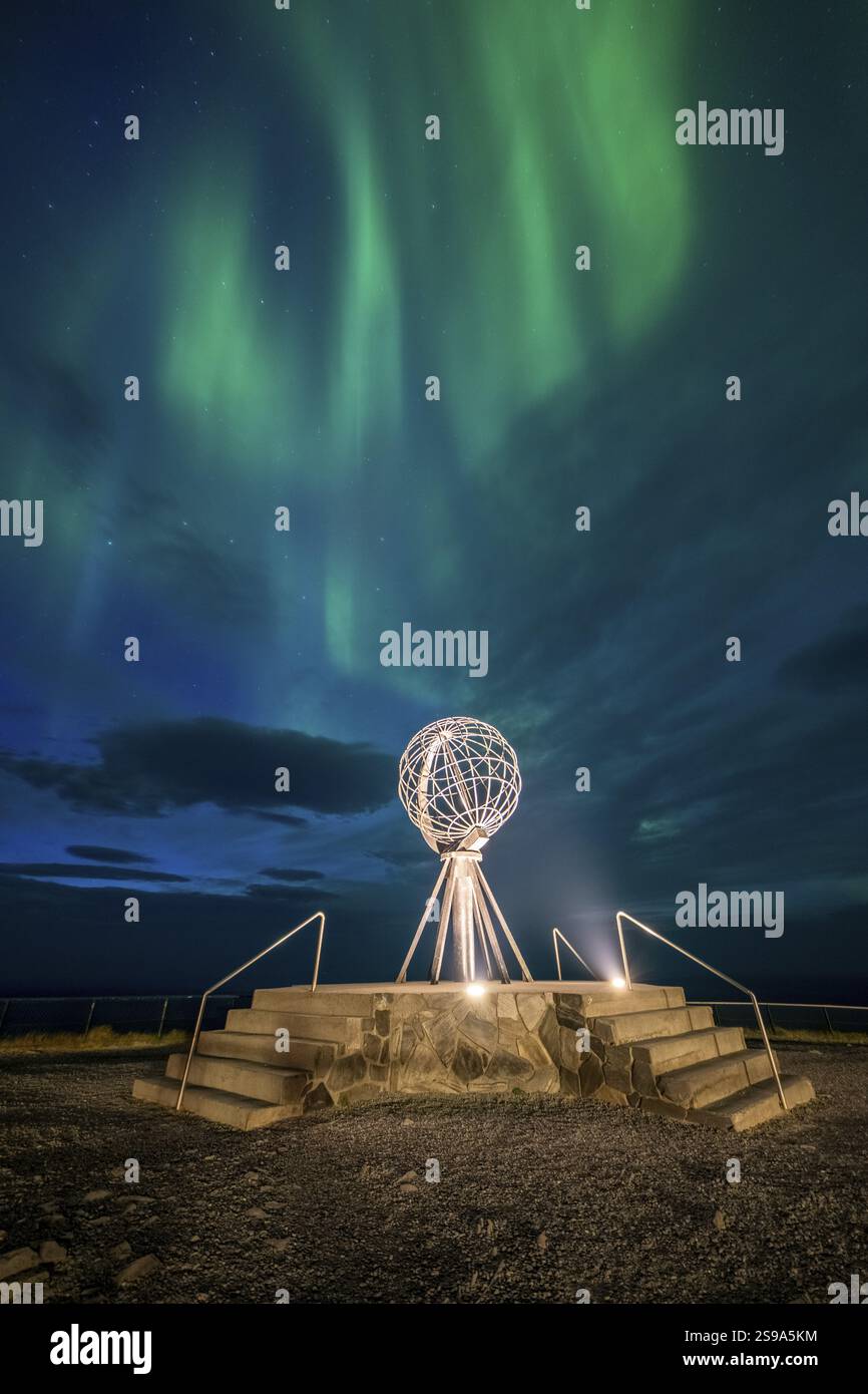 Aurora boreale a Capo Nord con globo in acciaio, Nordkapp, Finnmark, Norvegia, Europa Foto Stock