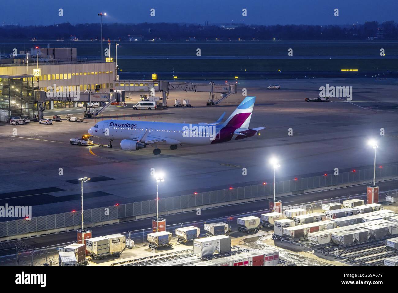 Aeroporto di Duesseldorf, aeromobili sul piazzale e al Terminal A, magazzino per dispositivi di carico unitario, ULD, container merci, container bagagli, Nord Rhin Foto Stock