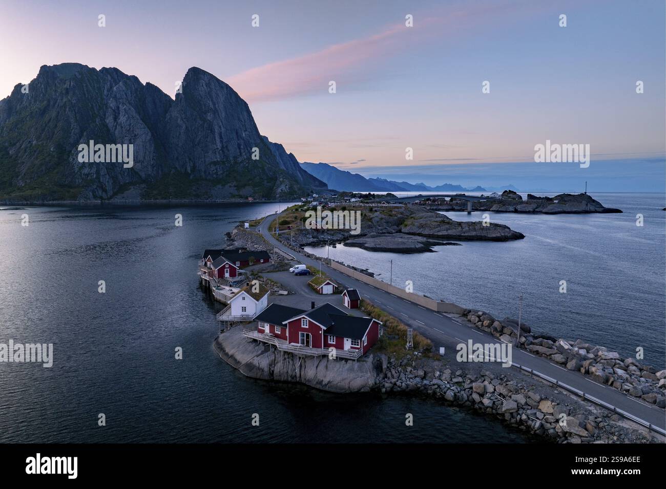 Capanna Rorbuer nel villaggio di Sakrisoy, Reine, Reinefjord, Lofoten, Norvegia, Europa Foto Stock Capanna Rorbuer nel villaggio di Sakrisoy, Reine, Reinefjord, Lofoten, Norvegia, Europa Foto Stock