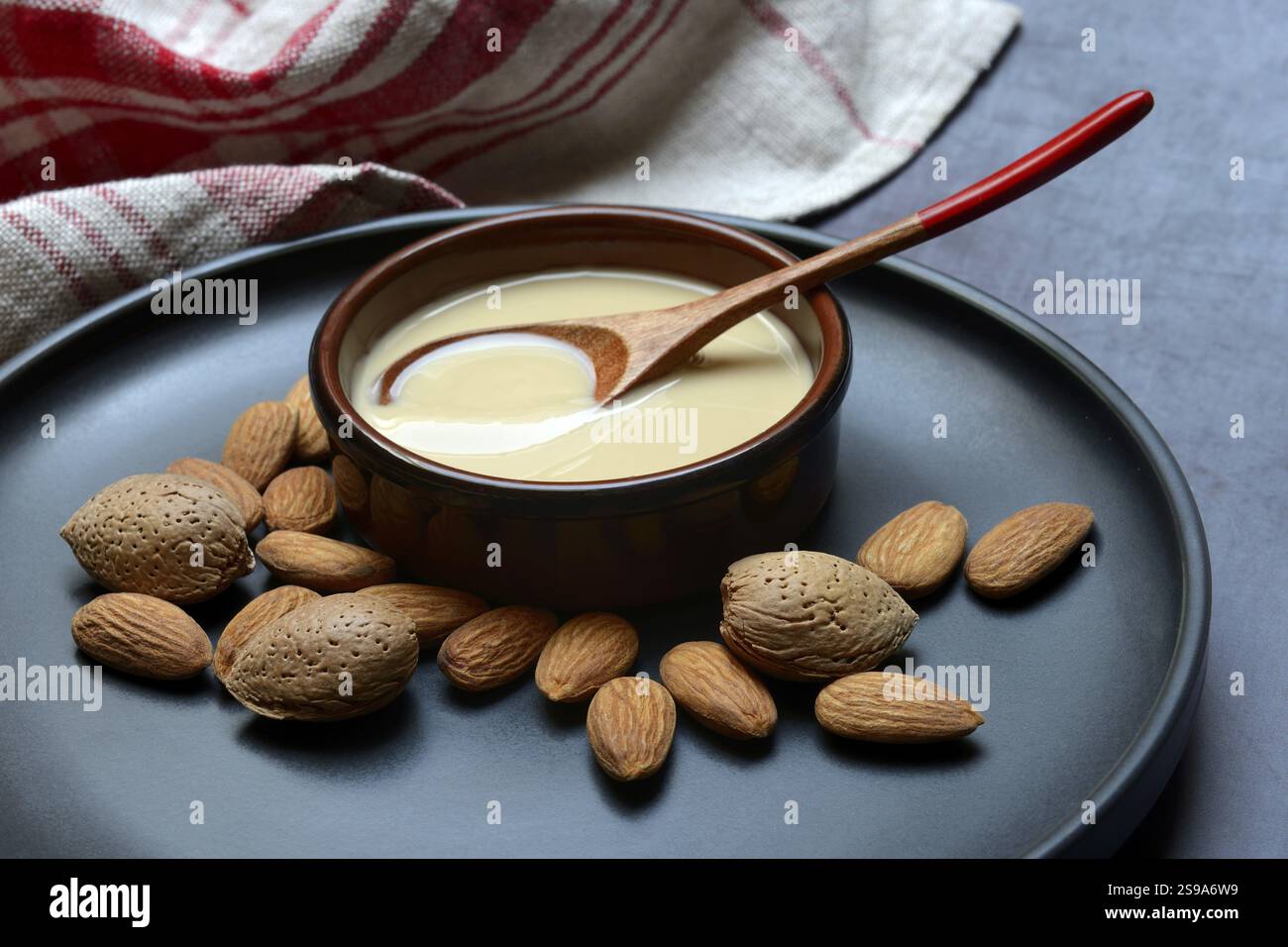 Panna di mandorle bianca in piccole ciotole, burro di mandorle Foto Stock