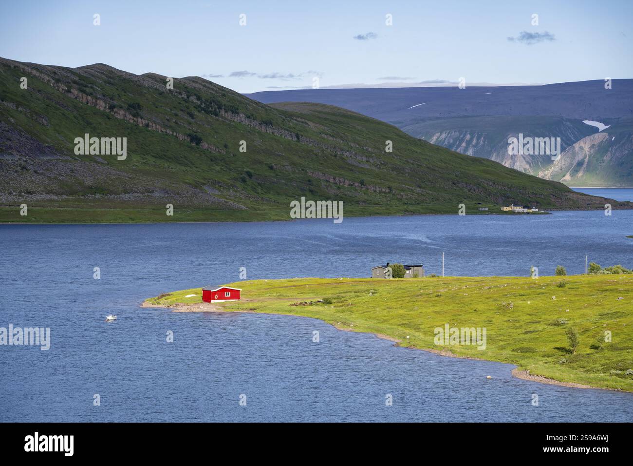 Red House sul mare, Syltefjord, Barents Sea, Varanger, Finnmark, Norvegia, Europa Foto Stock